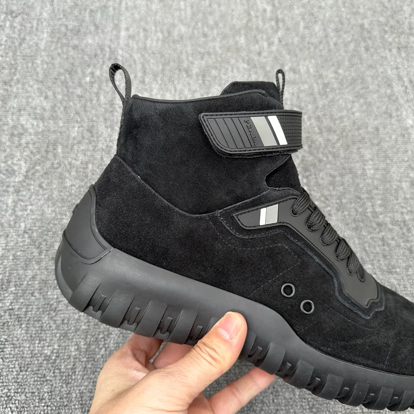 💰880 Prada/Prada’s new men’s spliced ​​casual sports boots! The shoe's exquisite stitching outlines a unique geometric texture, and contemporary lines and details reinterpret the classic sports style. The upper is made of ultra-official material, and the lining is full cowhide. It is lightweight, breathable, practical and versatile. The tongue is decorated with the Prada Milano logo, and the logo print is embellished with the laces. It is paired with a 2.5cm two-color rubber sole to create a comfortable wearing experience. Comes with full set of original packaging dust bag! Size: 39-40-41-42-43-44 (45 customized) standard leather shoe size Item number: 41274651